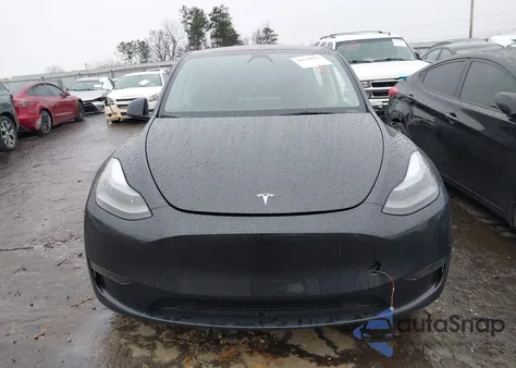 2024 Tesla Model Y Long Range Dual Motor All-Wheel Drive/Rwd z USA, uszkodzony, nr VIN 7SAYGDEDXRF099834